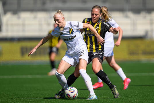 AIKs Moa Sjöström och Häckens Alice Bergström