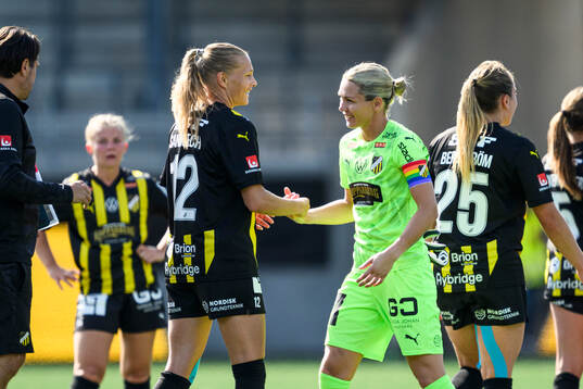 Häckens Stine Sandbech och målvakt Jennifer Falk jublar