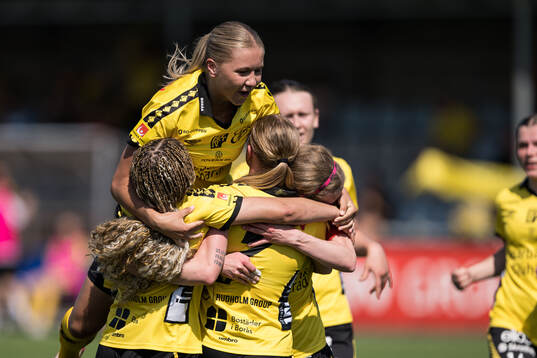 Elfsborgs Alice Broman och Hanna Jiozon jublar