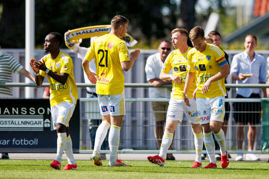 Falkenbergs Lucas Sibelius jublar med laget
