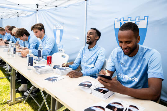 Taha Ali och Isaac Kiese Thelin vid en autografskrivning
