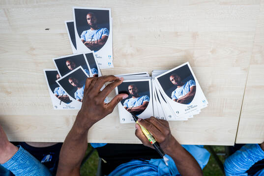 Isaac Kiese Thelin vid en autografskrivning