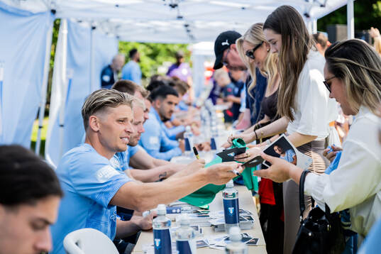 Jens Stryger Larsen vid en autografskrivning