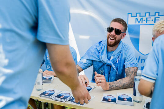 Pontus Jansson vid en autografskrivning