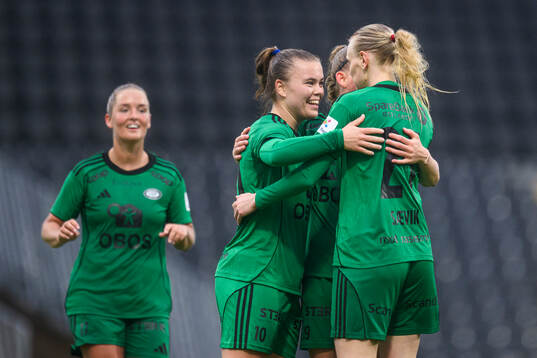 Karina Sævik and Olaug Tvedten of Vålerenga celebrate