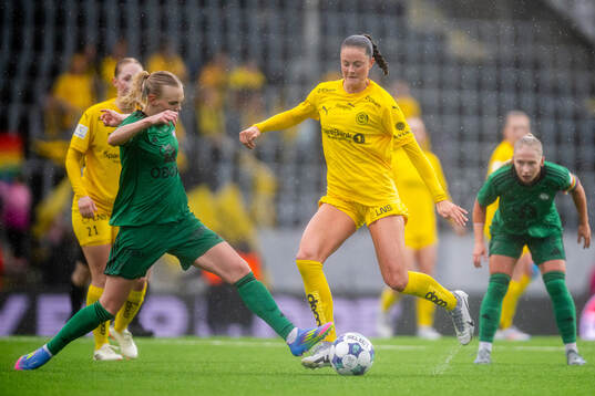 Karina Sævik of Vålerenga and Aver Elizabeth Snead of