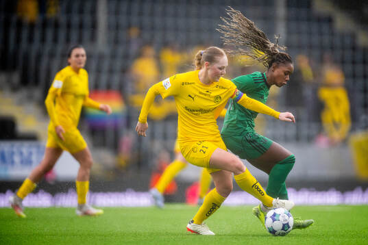 Synne Fredriksen Moe of Bodø/Glimt and Mawa Sesay of