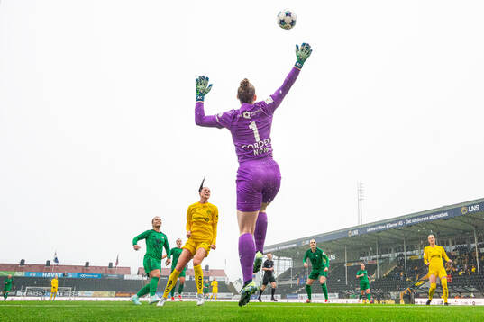 Olaug Tvedten of Vålerenga and goalkeeper Aubrei Corder of