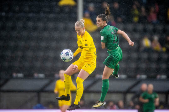 Sara Elise Berg of Bodø/Glimt and Eline Hegg of Vålerenga