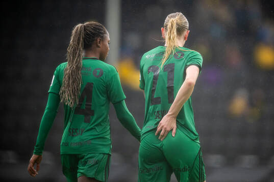Mawa Sesay and Karina Sævik of Vålerenga