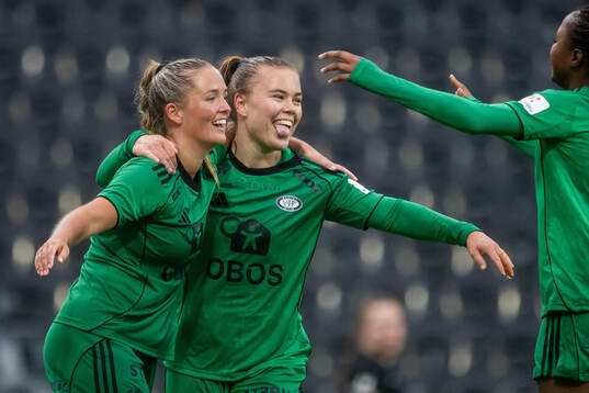 Olaug Tvedten of Vålerenga celebrates with teammate Ronja