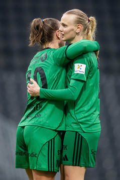 Karina Sævik of Vålerenga celebrates with teammate Olaug