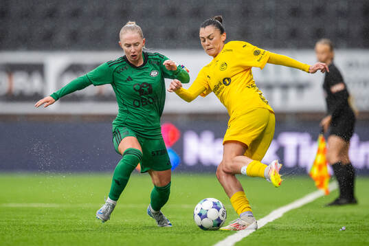 Thea Bjelde of Vålerenga and Claudia Nicole Cagnina of