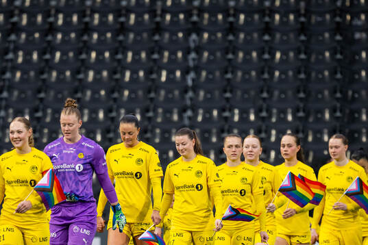 Cecilie Falch and players of Bodø/Glimt enter the pitch