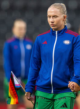 Thea Bjelde of Vålerenga enters the pitch