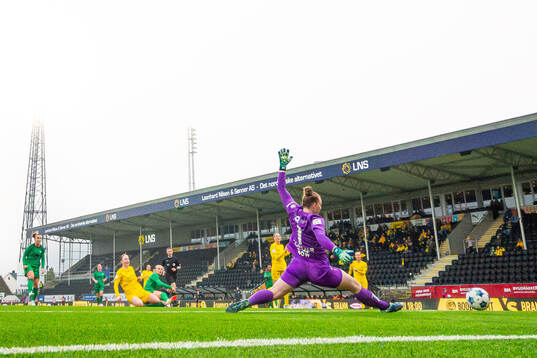 Karina Sævik of Vålerenga scores the 0-3 goal behind