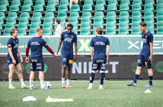 Och och Örgrytes spelare värmer upp innan matchen
