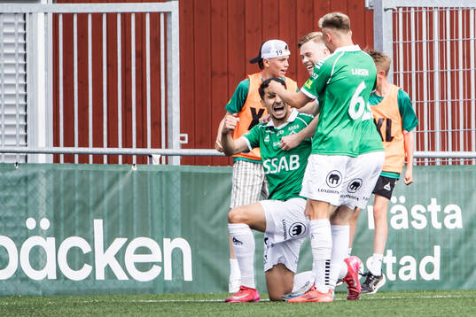 Brages Amar Muhsin jublar med lagkamrater