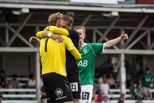 Brages målvakt Viktor Frodig jublar