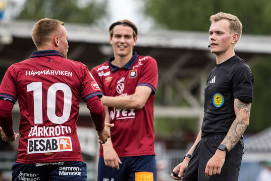 Örgrytes Nicklas Bärkroth och Daniel Paulson och Domare