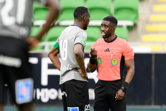 Västerås Frederic Nsabiyumva pratar med domare Fredrik