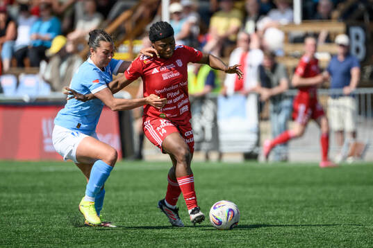 Malmö FFs Isabella D'Aquila och Piteås Faith Ikidi Michael