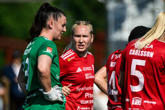 Piteås målvakt Lauren Brzykcy och Maggy Henschler deppar