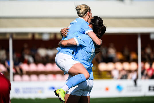 Malmö FFs Mia Persson och Isabella D'Aquila jublar