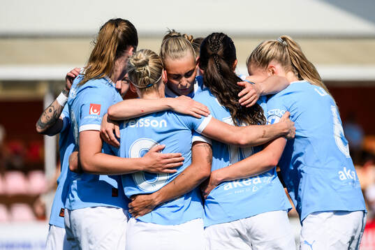 Malmö FFs Isabella D'Aquila jublar med lagkamrater