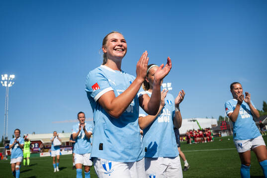 Malmö FFs Ellen Löfqvist jublar med lagkamrater