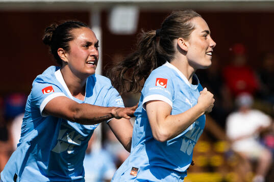 Malmö FFs Isabella D'Aquila och Matilda Kristell jublar