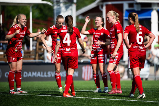 Piteås Maggy Henschler och Emily Gray deppar med