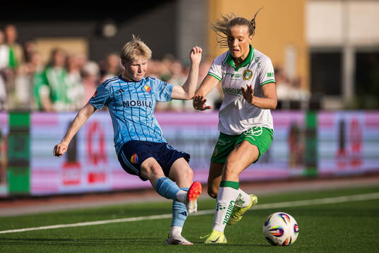 Djurgårdens Olivia Ulenius och Hammarbys Smilla Holmberg