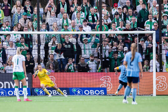 Djurgårdens Therese Åsland gör 1-1 på straff bakom