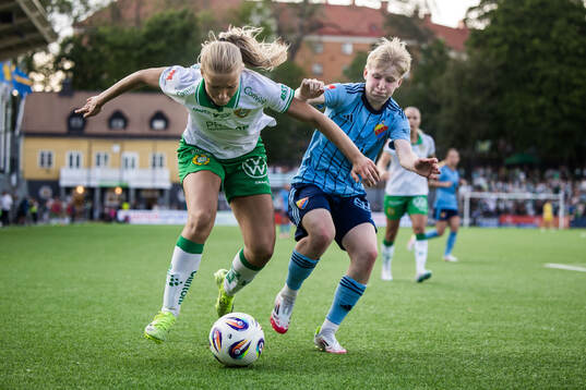 Hammarbys Smilla Holmberg och Djurgårdens Olivia Ulenius