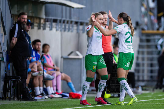 Hammarbys Anna Jøsendal och Vilde Hasund i ett byte
