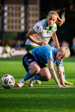 Hammarbys Smilla Holmberg och Djurgårdens Olivia Ulenius