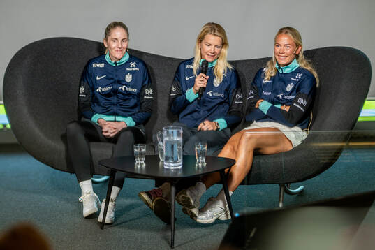 Head coach Gemma Grainger, Ada Hegerberg and Guro Bergsvand