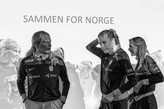 Guro Bergsvand, head coach Gemma Grainger and Ada Hegerberg