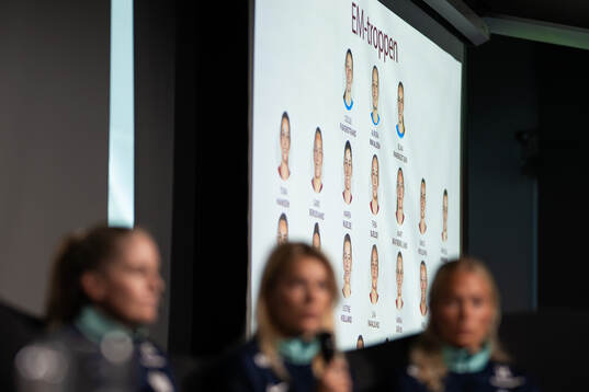 Head coach Gemma Grainger, Ada Hegerberg and Guro Bergsvand