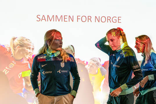 Guro Bergsvand, head coach Gemma Grainger and Ada Hegerberg