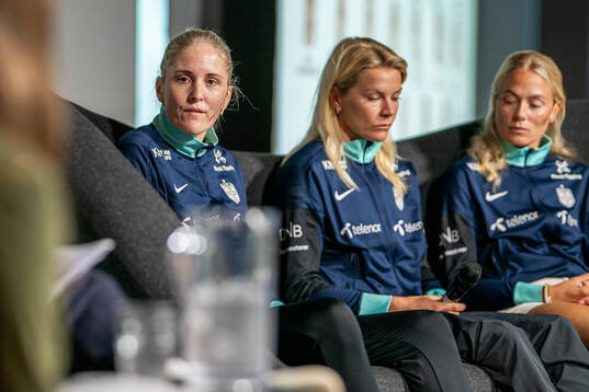 Head coach Gemma Grainger, Ada Hegerberg and Guro Bergsvand