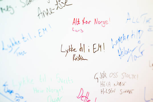 A board with greetings to the Norwegian women's national
