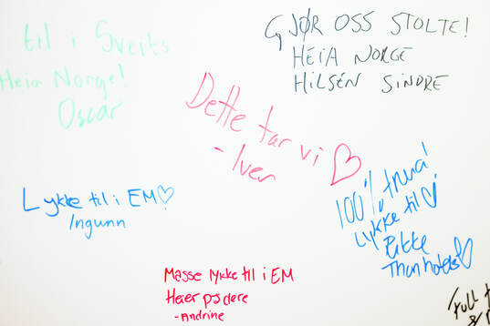 A board with greetings to the Norwegian women's national