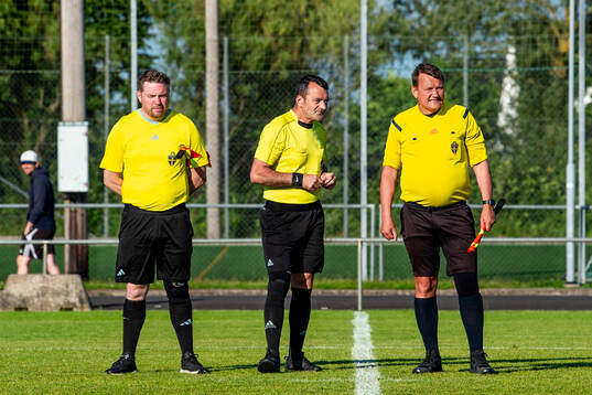 Domare Elvid Imsirovic med assisterande domare Daniel Jerre