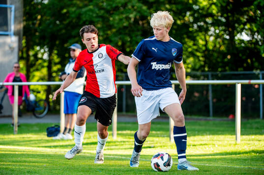 Höllvikens Manuel Albini och FC Näsets Hampus Bergman