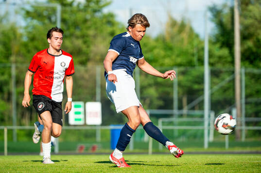 Höllvikens Justus Biström och FC Näsets Gustav Johnsson