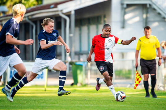 FC Näsets Harry Length och Höllvikens Samir Diaz