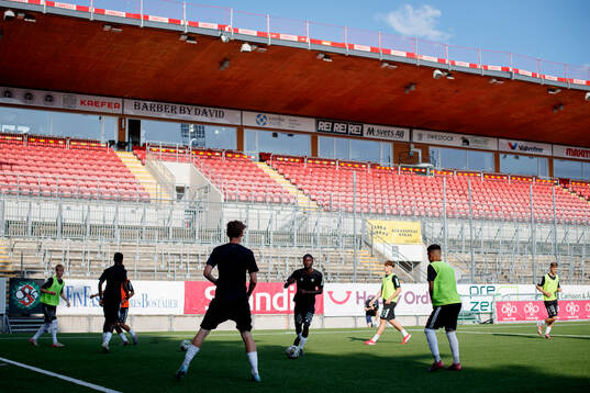 Spelare från Örebro SK värmer upp