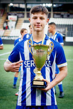 Göteborgs Lorent Zhara jublar med bucklan